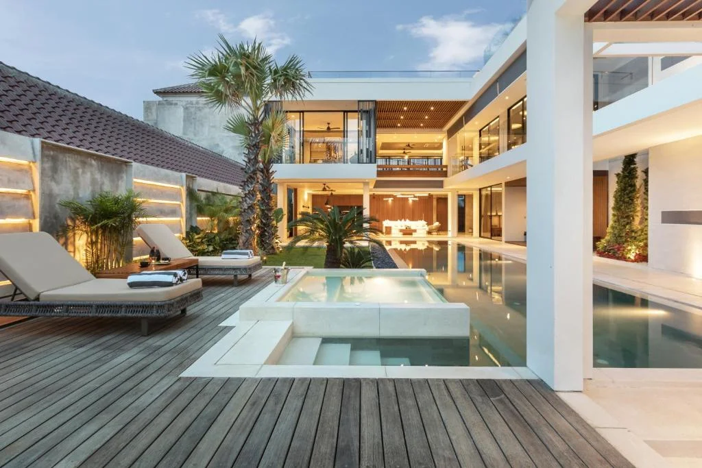Luxurious 4-Bdr Modern Villa with Tropical Charm and Scenic Views in Canggu — image 12