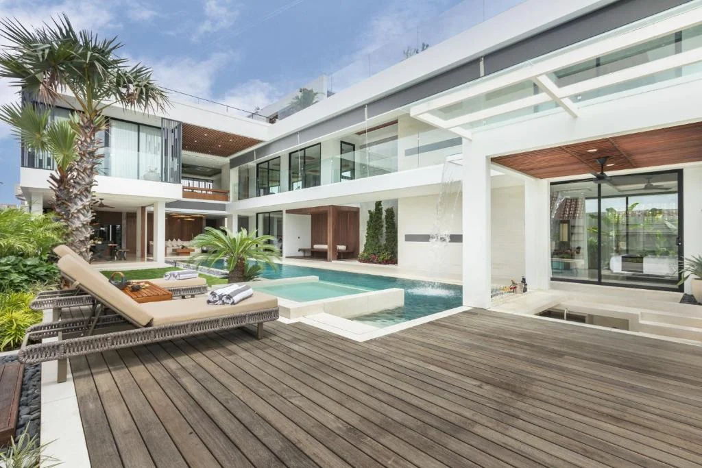 Luxurious 4-Bdr Modern Villa with Tropical Charm and Scenic Views in Canggu — image 14