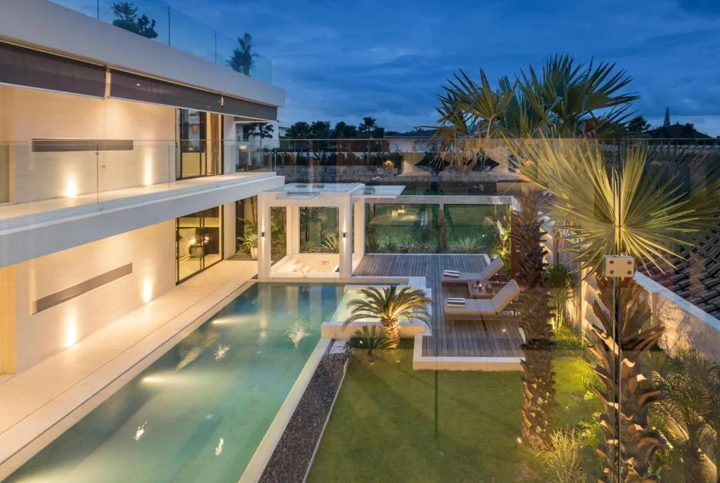 Luxurious 4-Bdr Modern Villa with Tropical Charm and Scenic Views in Canggu — image 5