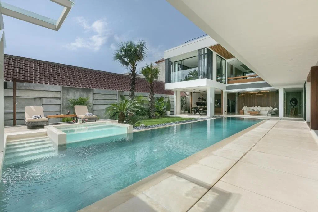 Luxurious 4-Bdr Modern Villa with Tropical Charm and Scenic Views in Canggu — image 6