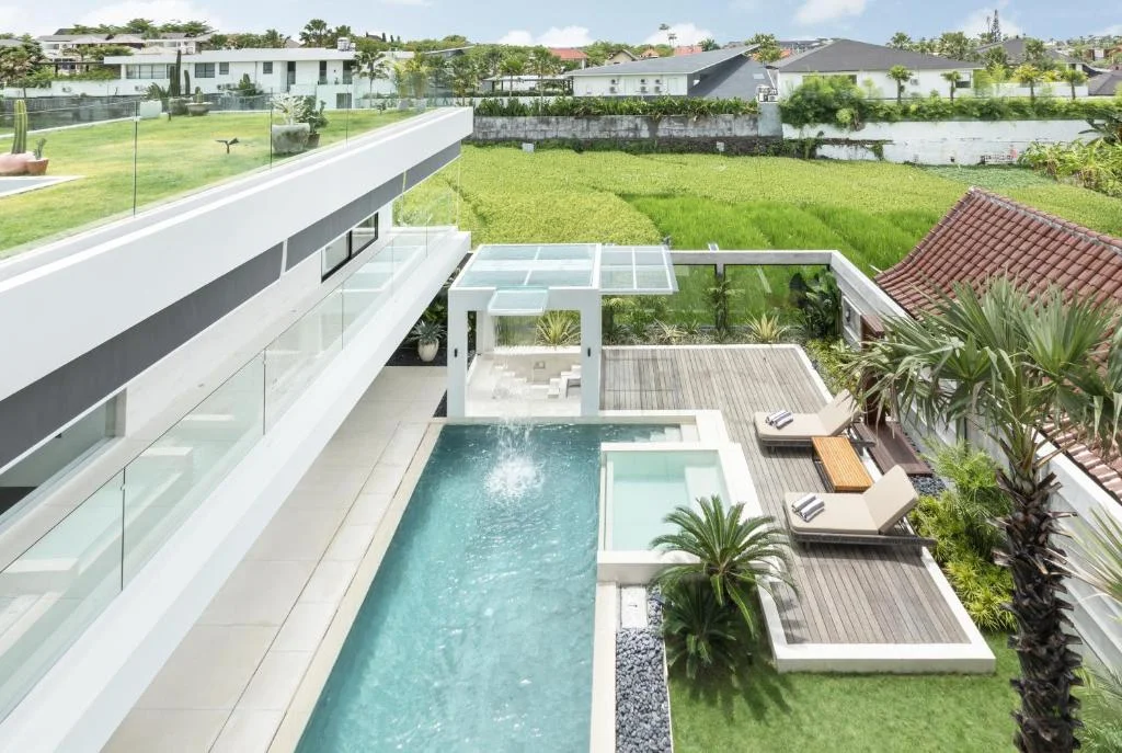 Luxurious 4-Bdr Modern Villa with Tropical Charm and Scenic Views in Canggu — image 9