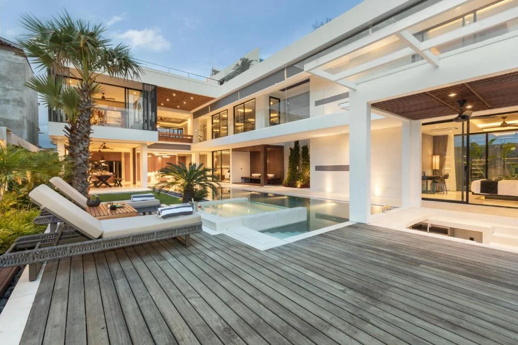 Luxurious 4-Bdr Modern Villa with Tropical Charm and Scenic Views in Canggu — image 8