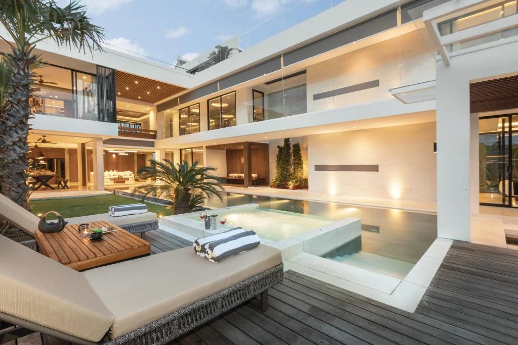 Luxurious 4-Bdr Modern Villa with Tropical Charm and Scenic Views in Canggu — image 3