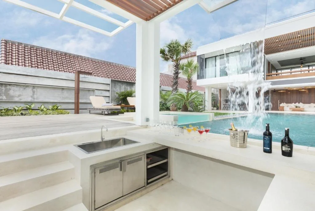 Luxurious 4-Bdr Modern Villa with Tropical Charm and Scenic Views in Canggu — image 7