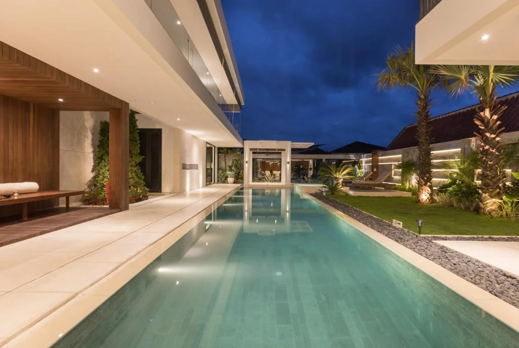 Luxurious 4-Bdr Modern Villa with Tropical Charm and Scenic Views in Canggu — image 17