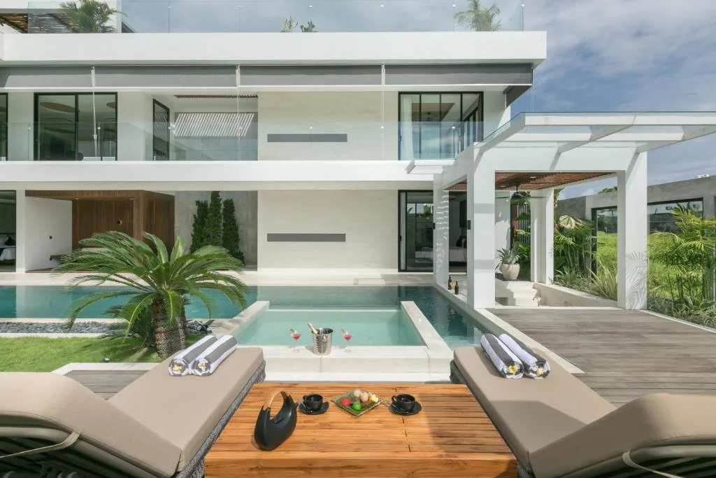 Luxurious 4-Bdr Modern Villa with Tropical Charm and Scenic Views in Canggu — image 18