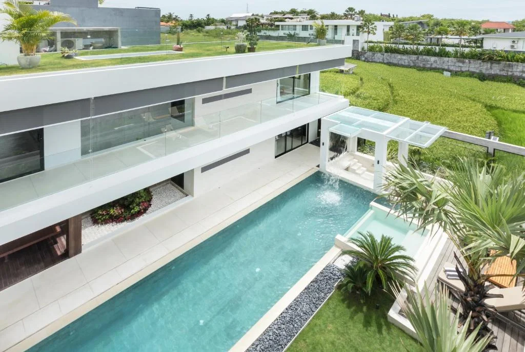 Luxurious 4-Bdr Modern Villa with Tropical Charm and Scenic Views in Canggu — image 15