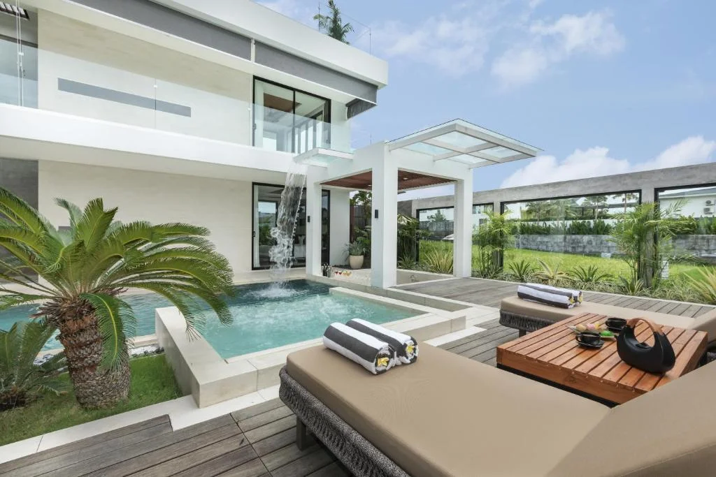 Luxurious 4-Bdr Modern Villa with Tropical Charm and Scenic Views in Canggu — image 4