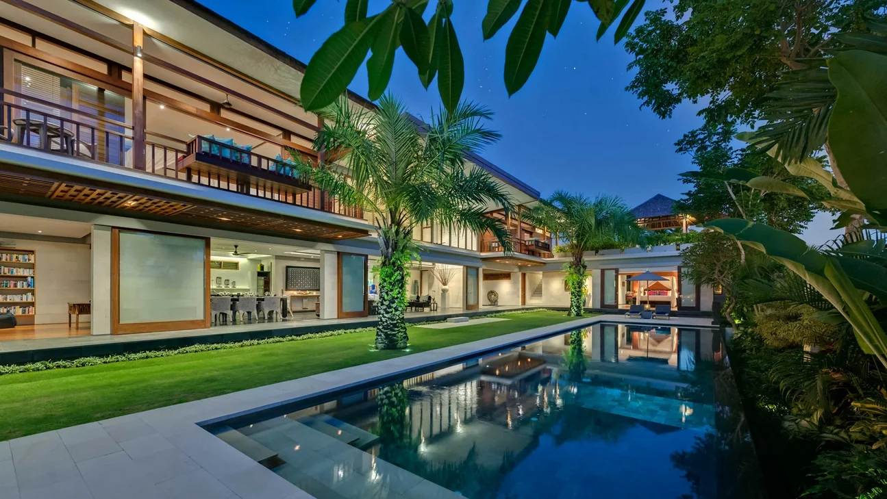 Luxury 4-Bedroom Villa with Sunset Rooftop in Canggu
