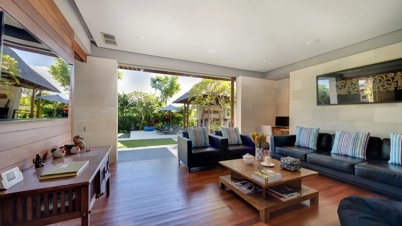 Luxury 4-Bedroom Villa with Sunset Rooftop in Canggu — image 11