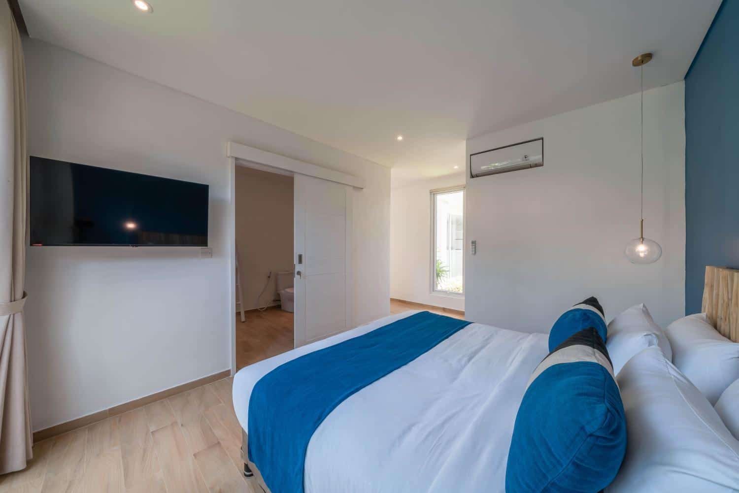 Modern 6-Bedroom Villa for Yearly Rent Near Berawa Beach — image 15