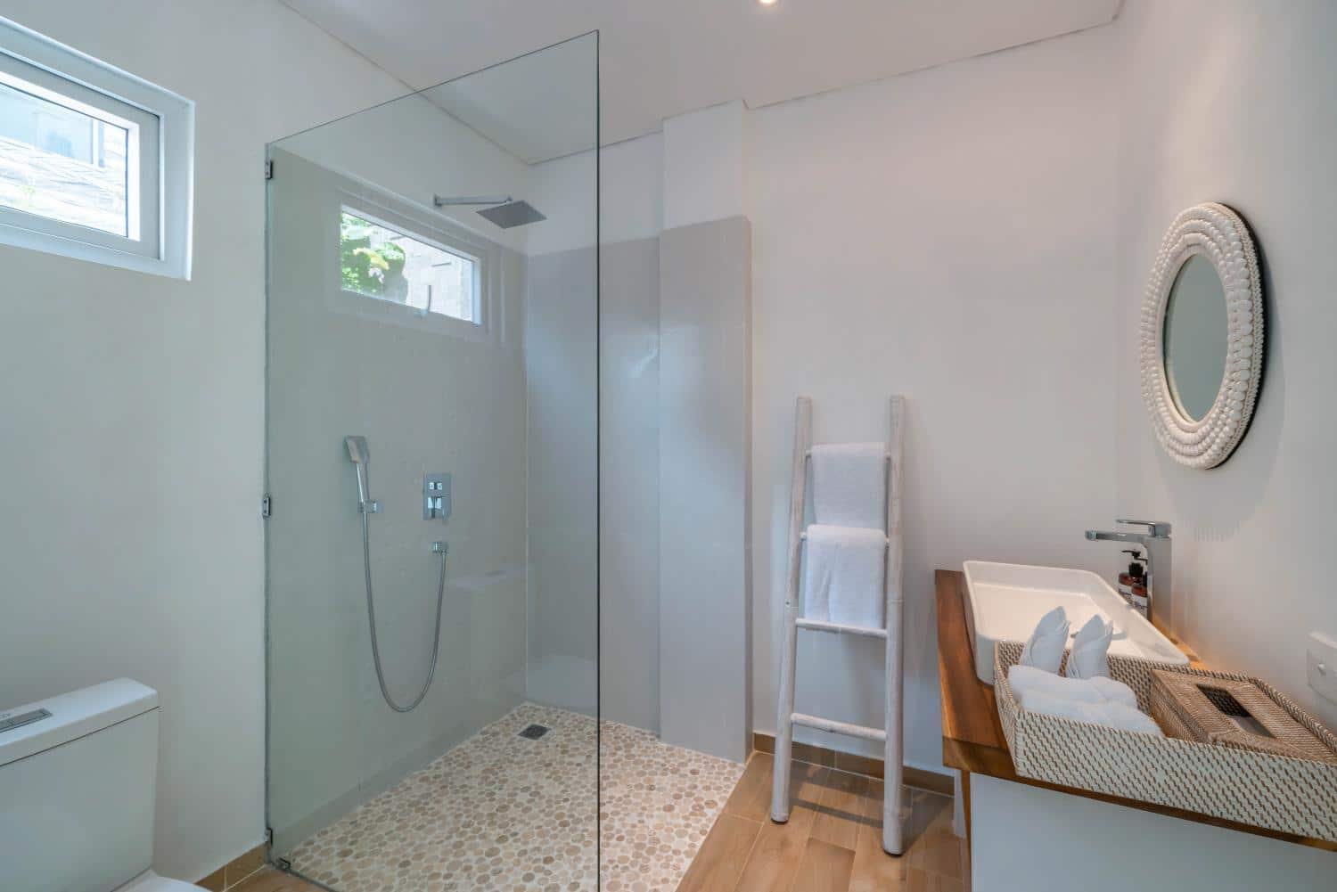 Modern 6-Bedroom Villa for Yearly Rent Near Berawa Beach — image 16