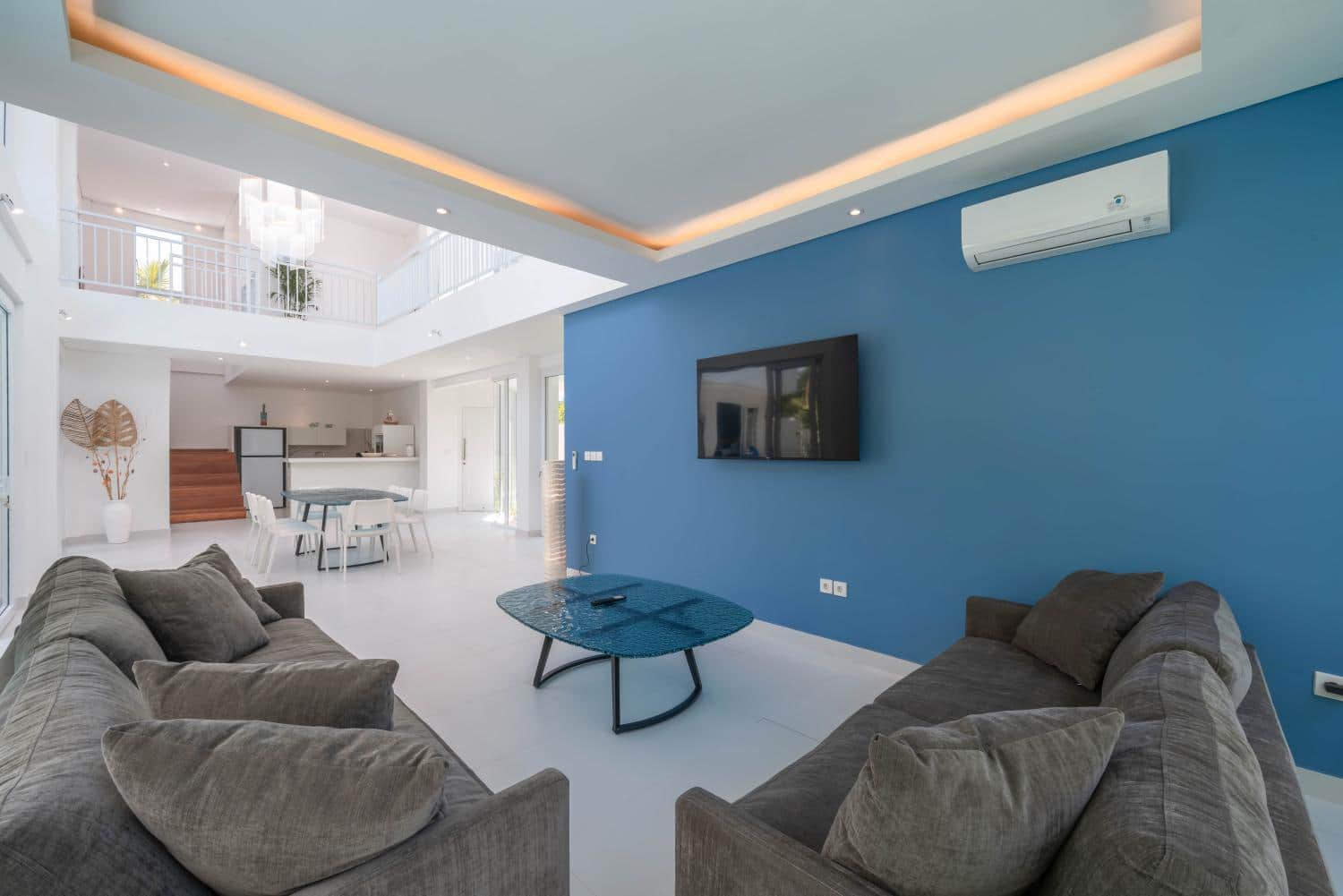 Modern 6-Bedroom Villa for Yearly Rent Near Berawa Beach — image 7