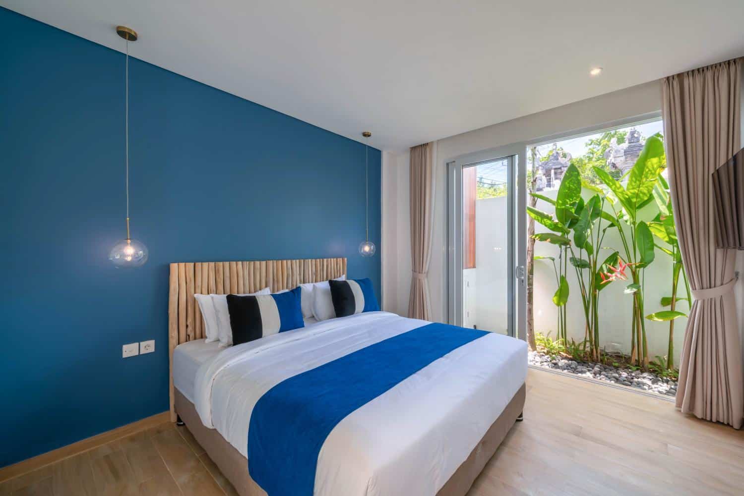 Modern 6-Bedroom Villa for Yearly Rent Near Berawa Beach — image 8
