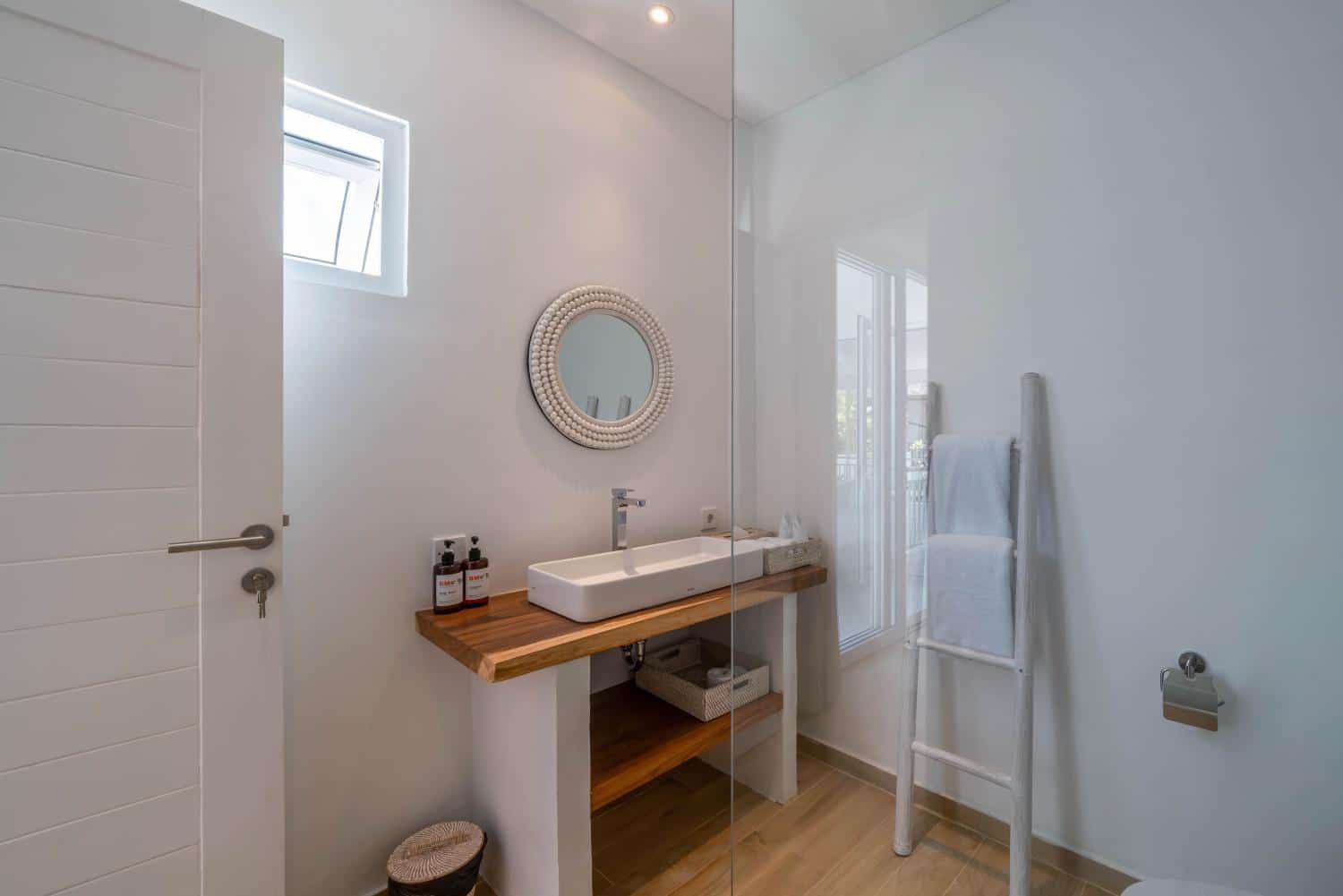 Modern 6-Bedroom Villa for Yearly Rent Near Berawa Beach — image 14