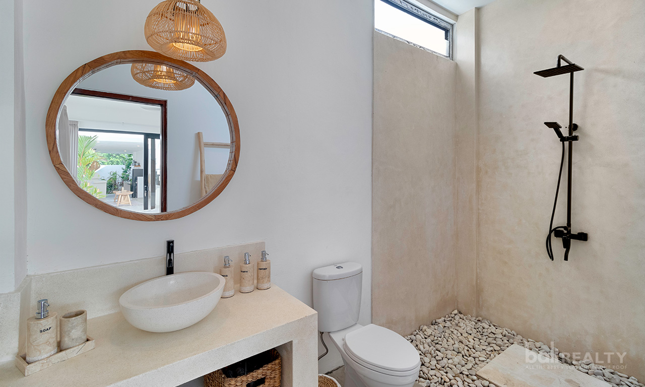 Rustic Two-Bedroom Villa in Tumbak Bayuh, a Short Drive to the Beach — image 11
