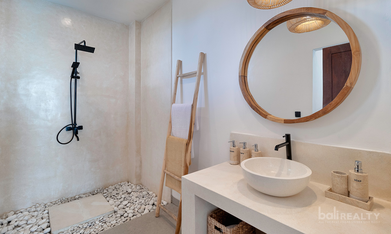 Rustic Two-Bedroom Villa in Tumbak Bayuh, a Short Drive to the Beach — image 14