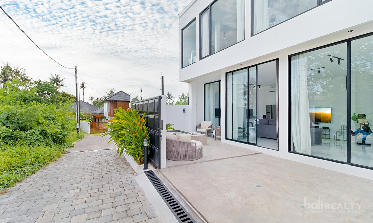 Modern Two-Bedroom Villa with Jacuzzi, 35-Year Lease, Proximity to Pererenan Beach – 2527