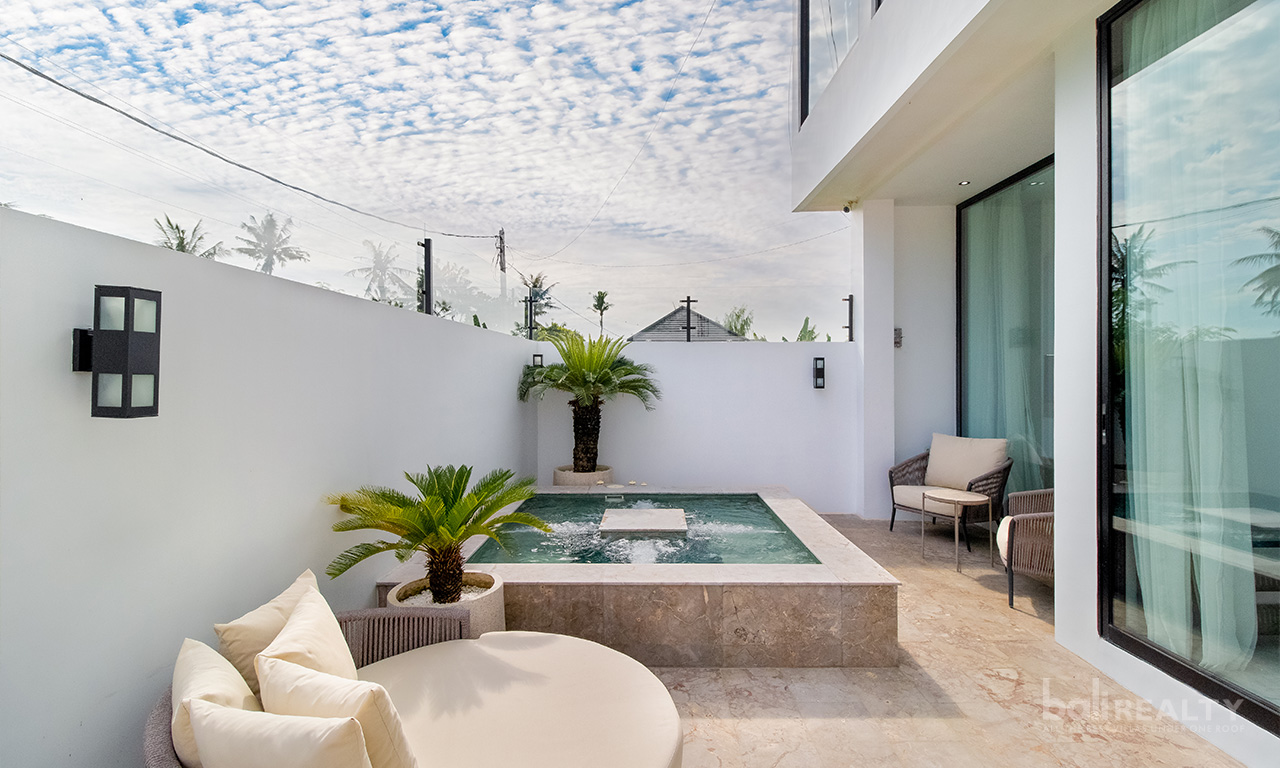Modern Two-Bedroom Villa with Jacuzzi, 35-Year Lease, Proximity to Pererenan Beach – 2527 — image 1