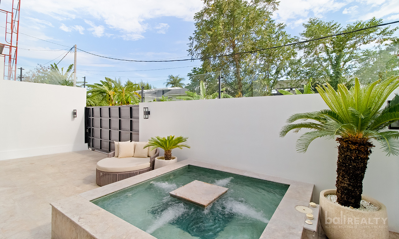Modern Two-Bedroom Villa with Jacuzzi, 35-Year Lease, Proximity to Pererenan Beach – 2527 — image 2