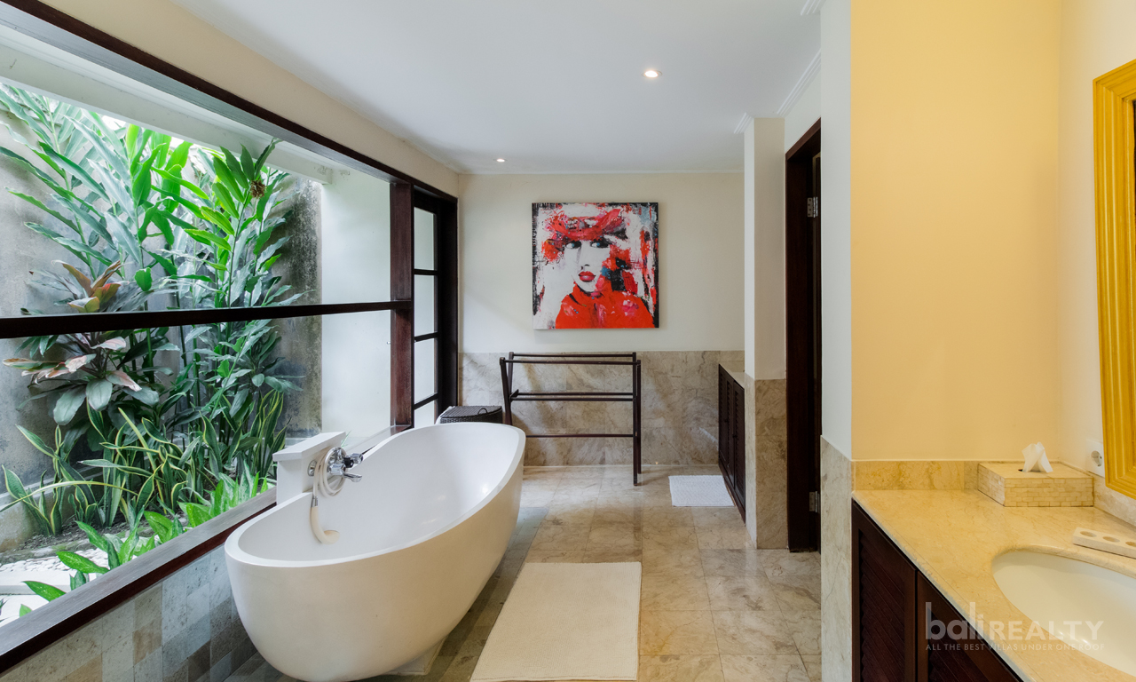 Unparalleled Opportunity: Freehold Four-Bedroom Villa with Deluxe Design on Expansive 1360 sqm Land, Proximity to Sanur Beach — image 10
