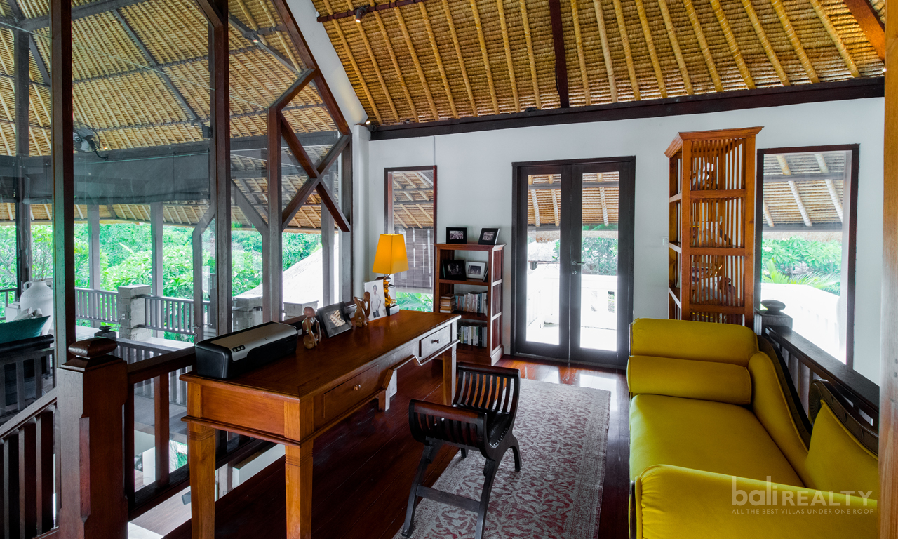 Unparalleled Opportunity: Freehold Four-Bedroom Villa with Deluxe Design on Expansive 1360 sqm Land, Proximity to Sanur Beach — image 4