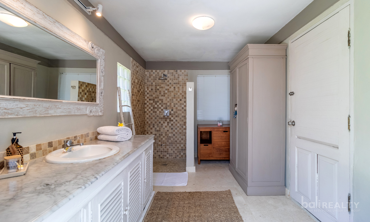 Yearly Rental: Tropical Two-Bedroom Villa in Mertasari Sanur, Steps from the Beach — image 10