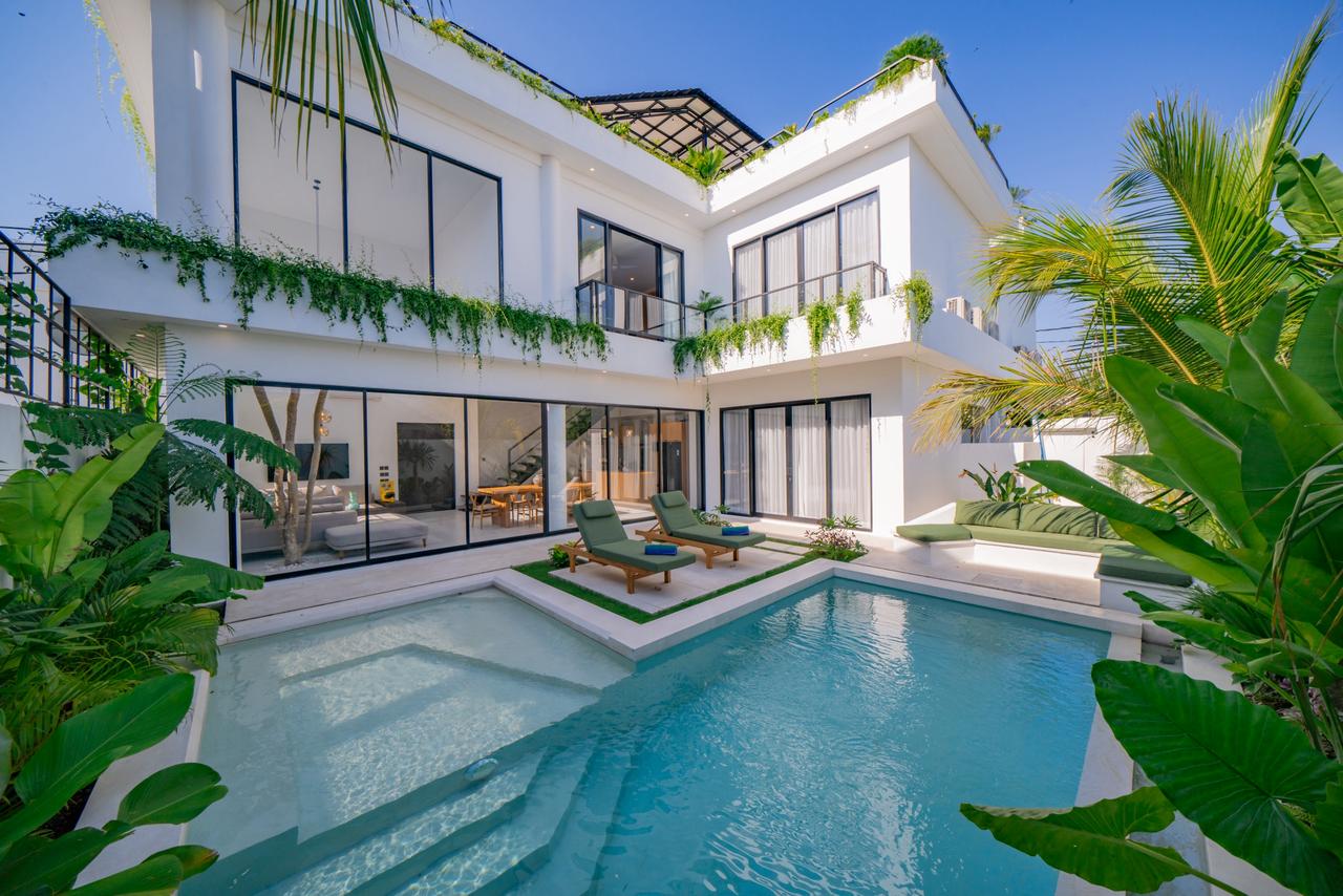 Spacious 4-Bedroom Villa with Rooftop Sunset Lounge for Yearly Rent in Umalas