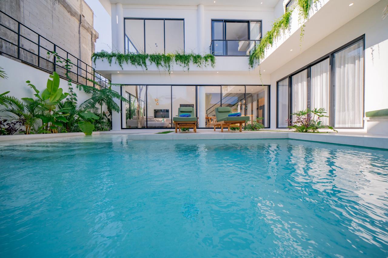 Spacious 4-Bedroom Villa with Rooftop Sunset Lounge for Yearly Rent in Umalas — image 2