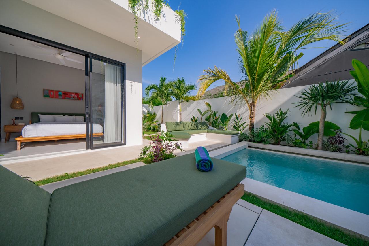 Spacious 4-Bedroom Villa with Rooftop Sunset Lounge for Yearly Rent in Umalas — image 4