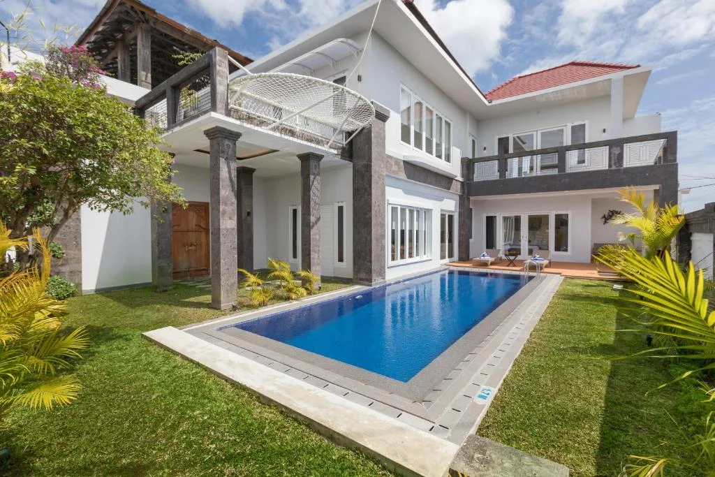 Spacious 5-Bedroom Jimbaran Villa with Private Pool, Billiard Room & Stunning Balcony Views — image 12