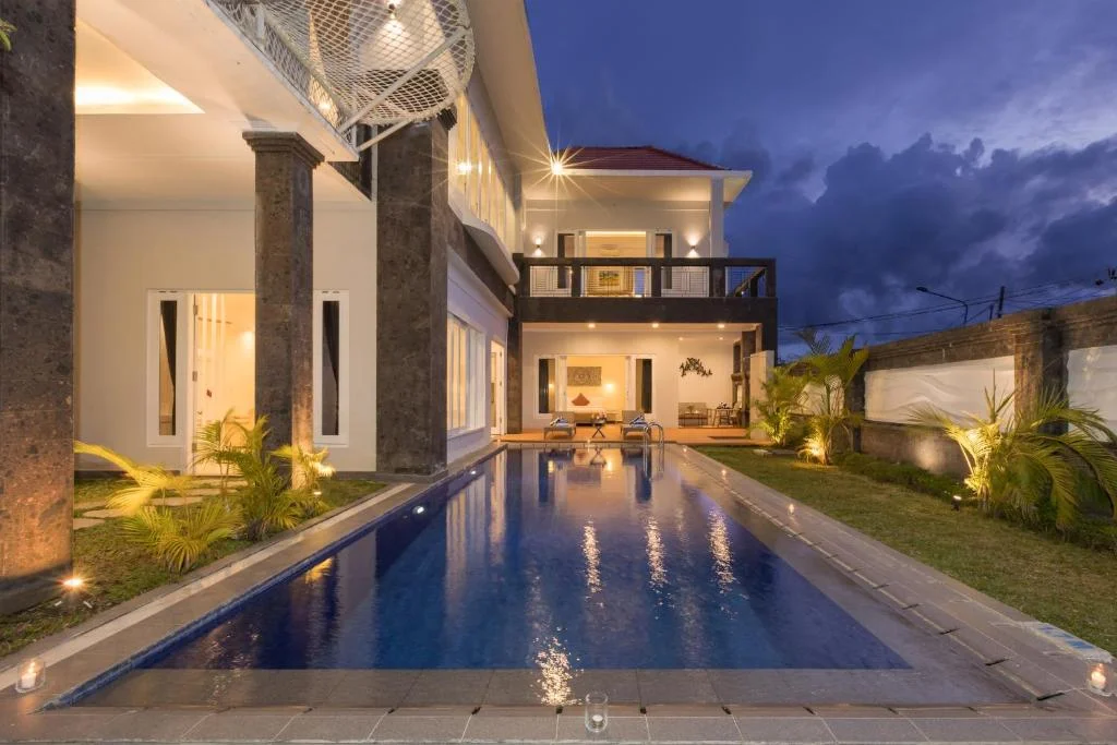 Spacious 5-Bedroom Jimbaran Villa with Private Pool, Billiard Room & Stunning Balcony Views — image 9