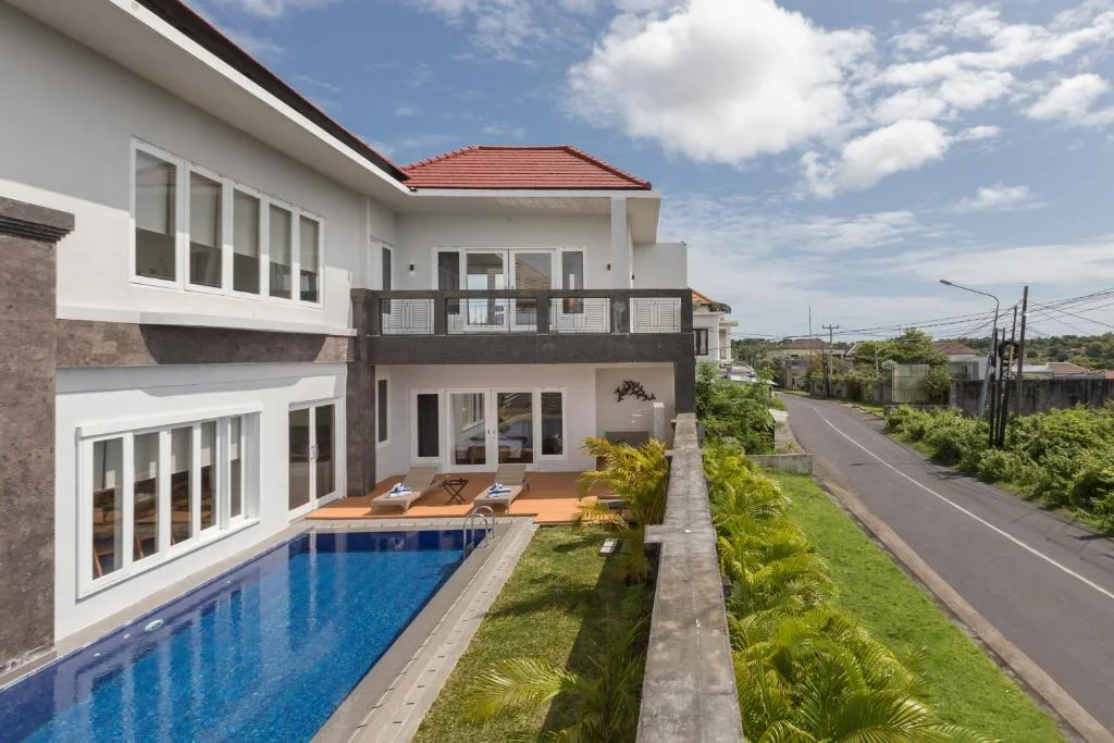 Spacious 5-Bedroom Jimbaran Villa with Private Pool, Billiard Room & Stunning Balcony Views — image 16