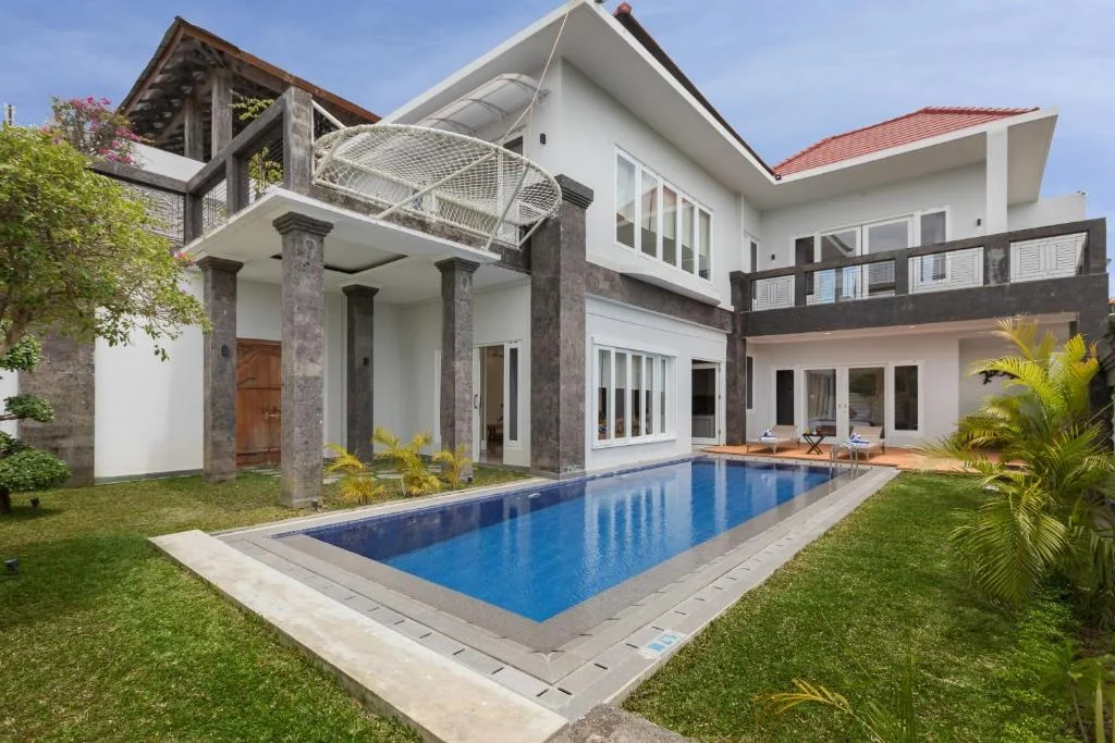 Spacious 5-Bedroom Jimbaran Villa with Private Pool, Billiard Room & Stunning Balcony Views — image 4