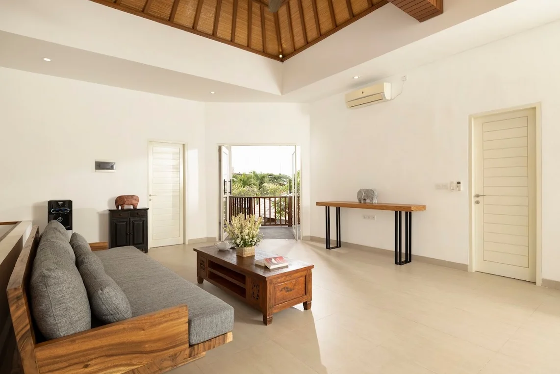 Spacious 5-Bedroom Villa in Kerobokan Bali — image 8