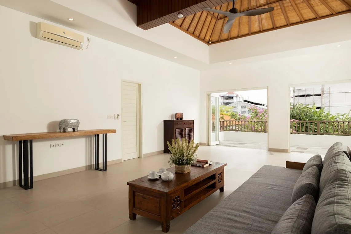 Spacious 5-Bedroom Villa in Kerobokan Bali — image 16