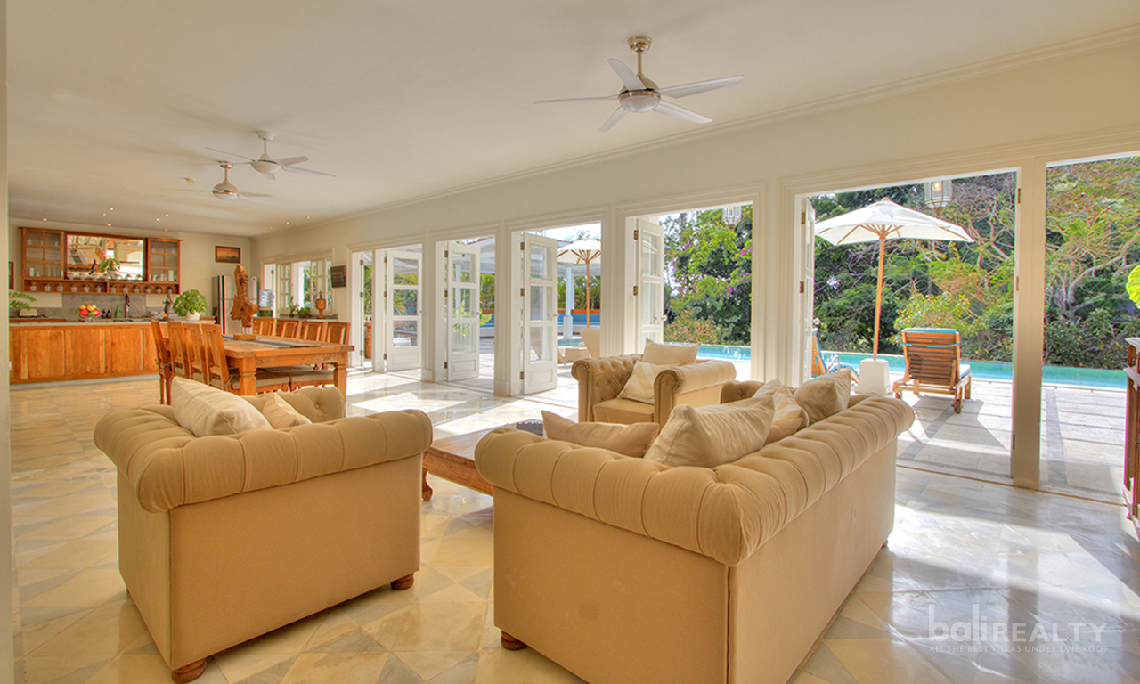 Gorgeous Colonial Residence With A Modern Twist — image 3