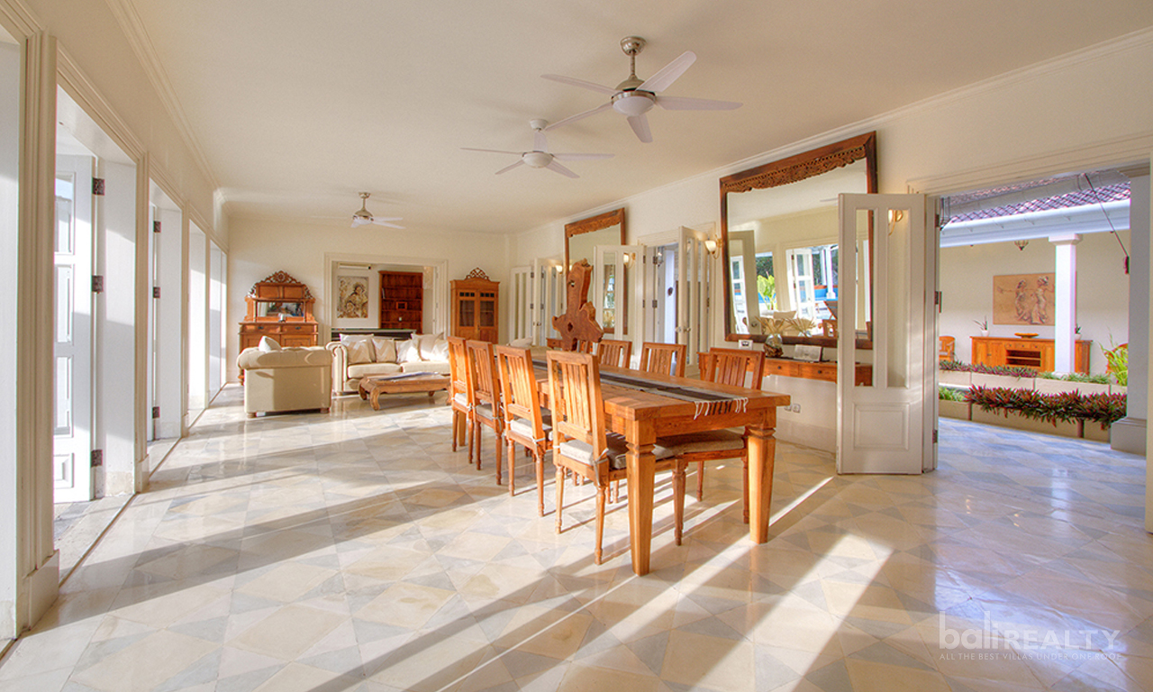 Gorgeous Colonial Residence With A Modern Twist — image 4