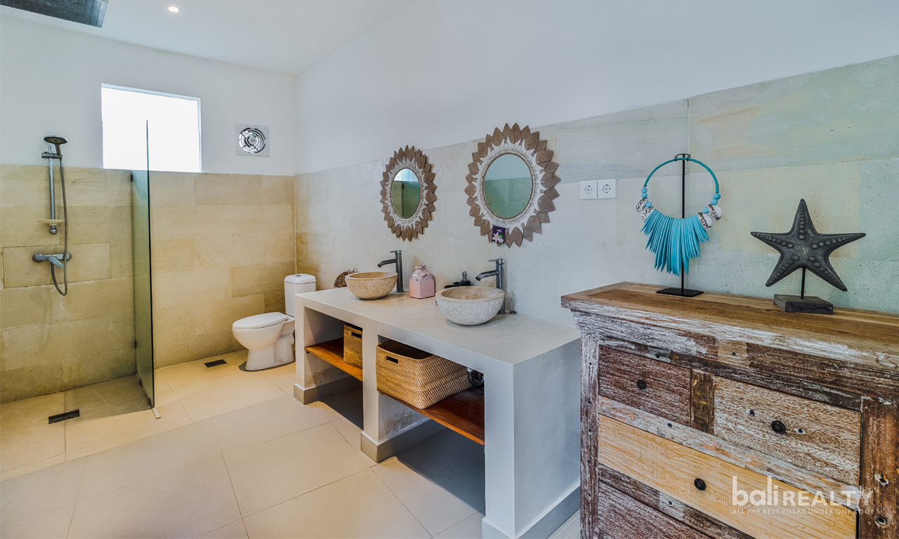 Serene and Spacious Four-Bedroom Family Villa for Yearly Rent in Umalas — image 16