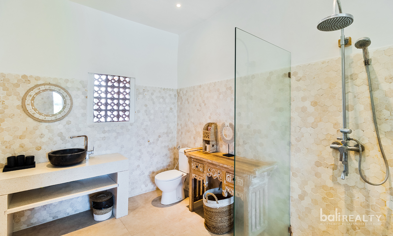 Serene and Spacious Four-Bedroom Family Villa for Yearly Rent in Umalas — image 17