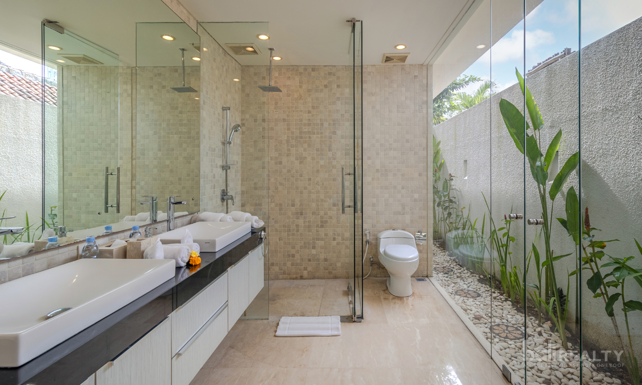 Available for Yearly and Monthly Rental: Three-Bedroom Modern Tropical Villa in Central Umalas — image 9