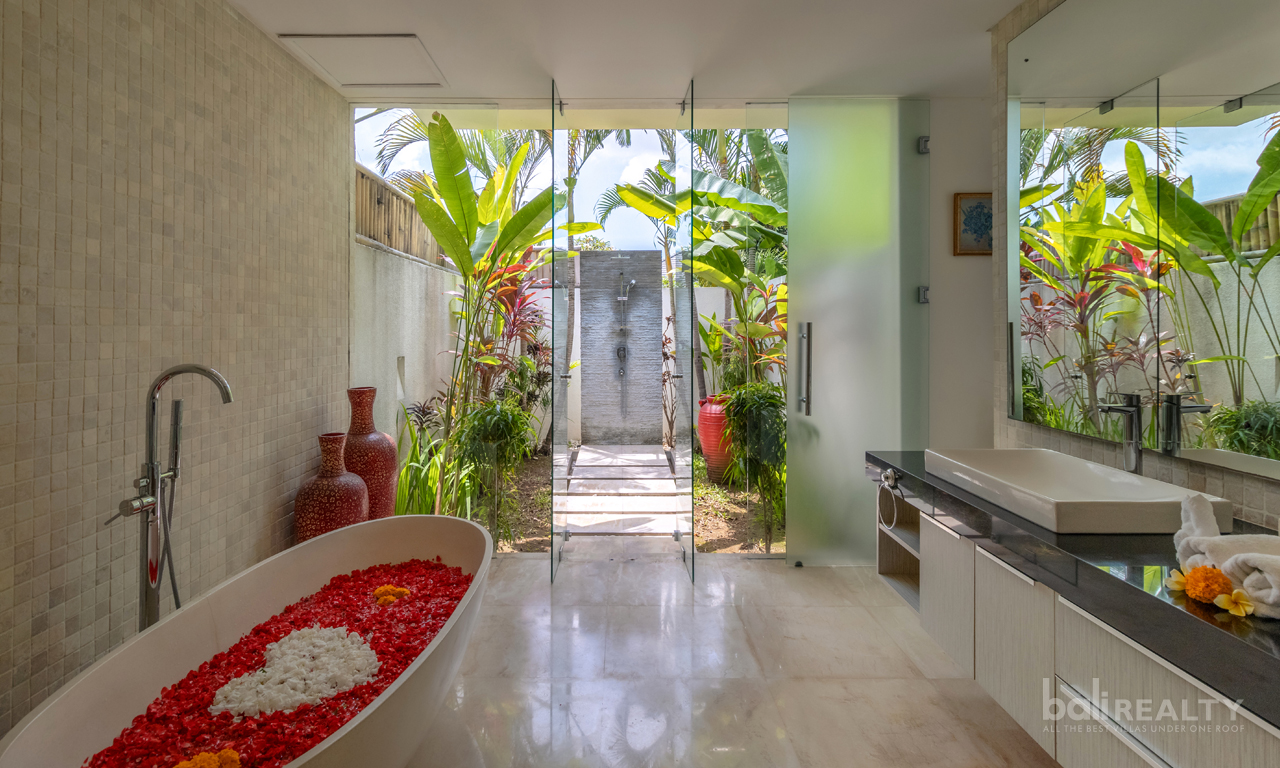 Available for Yearly and Monthly Rental: Three-Bedroom Modern Tropical Villa in Central Umalas — image 10