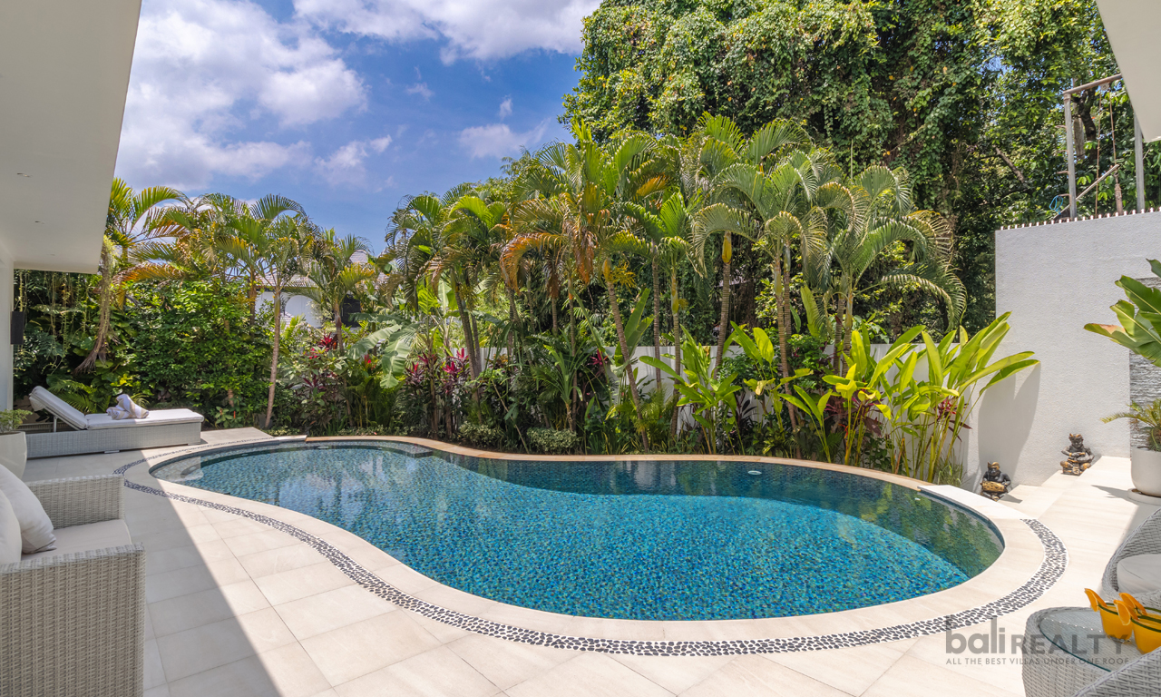 Available for Yearly and Monthly Rental: Three-Bedroom Modern Tropical Villa in Central Umalas — image 11