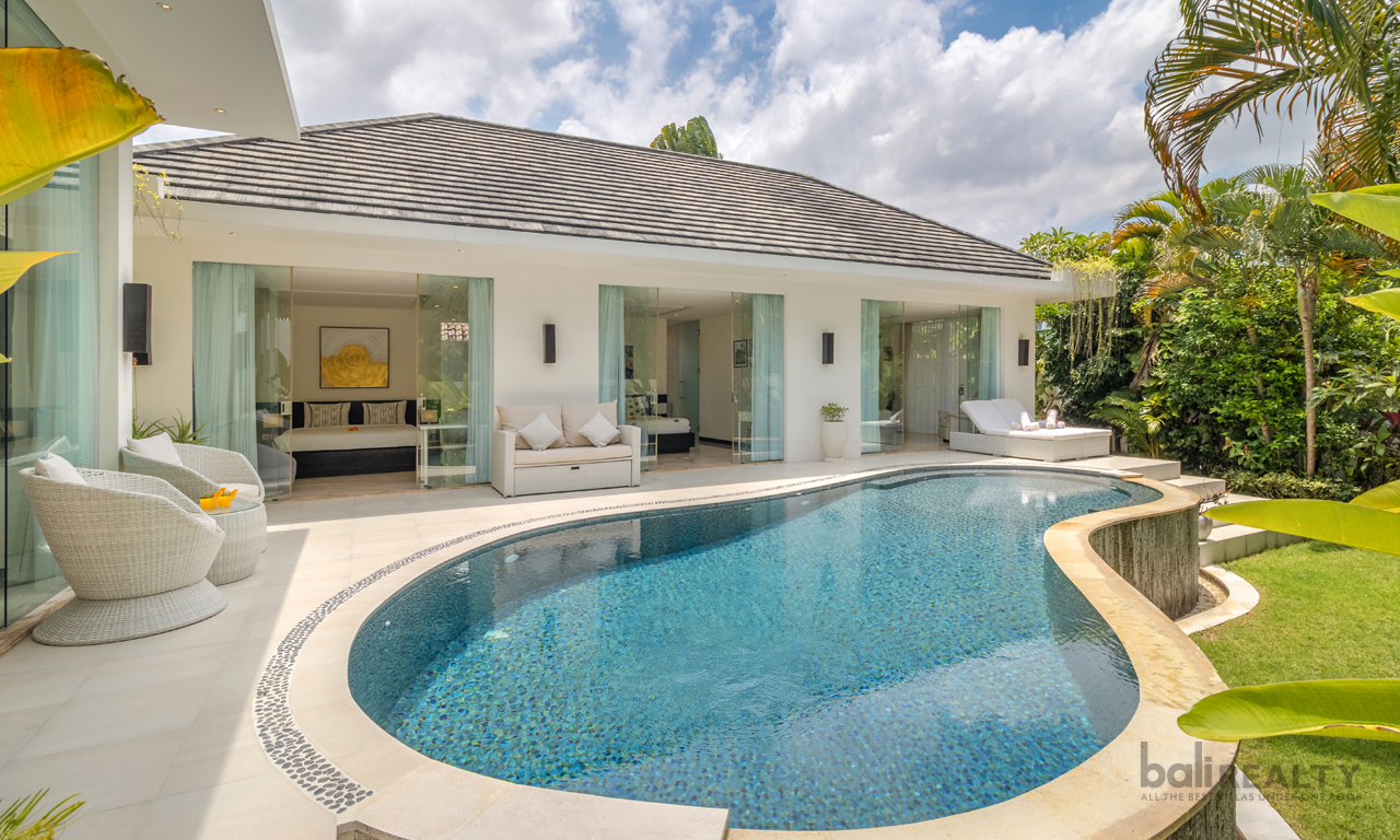 Available for Yearly and Monthly Rental: Three-Bedroom Modern Tropical Villa in Central Umalas — image 1