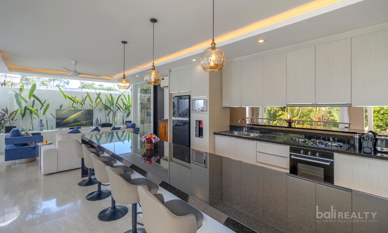 Available for Yearly and Monthly Rental: Three-Bedroom Modern Tropical Villa in Central Umalas — image 4