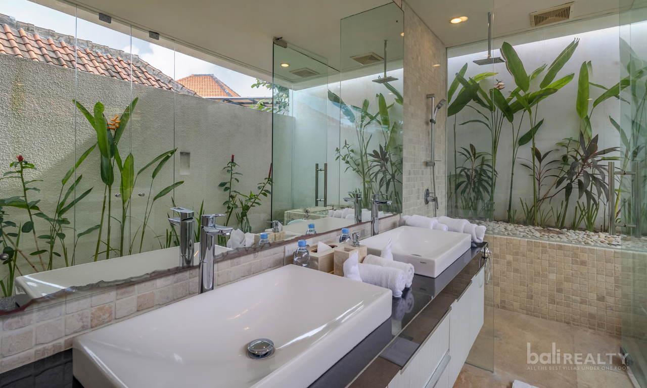 Available for Yearly and Monthly Rental: Three-Bedroom Modern Tropical Villa in Central Umalas — image 8