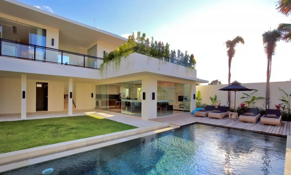 ltimate Luxury 3-Bedroom Villa with Huge Pool & Tropical Oasis in Prime Locatio