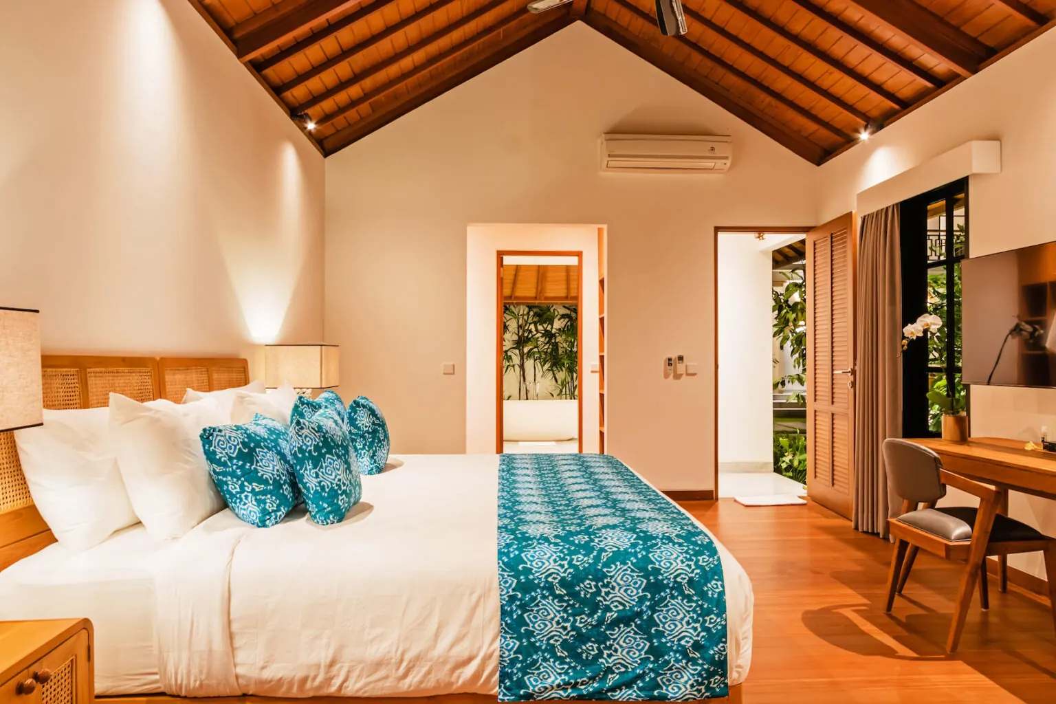 6 BR Architect-Designed Tropical Garden Villa Canggu — 6BR Villa Rental in Canggu — image 13