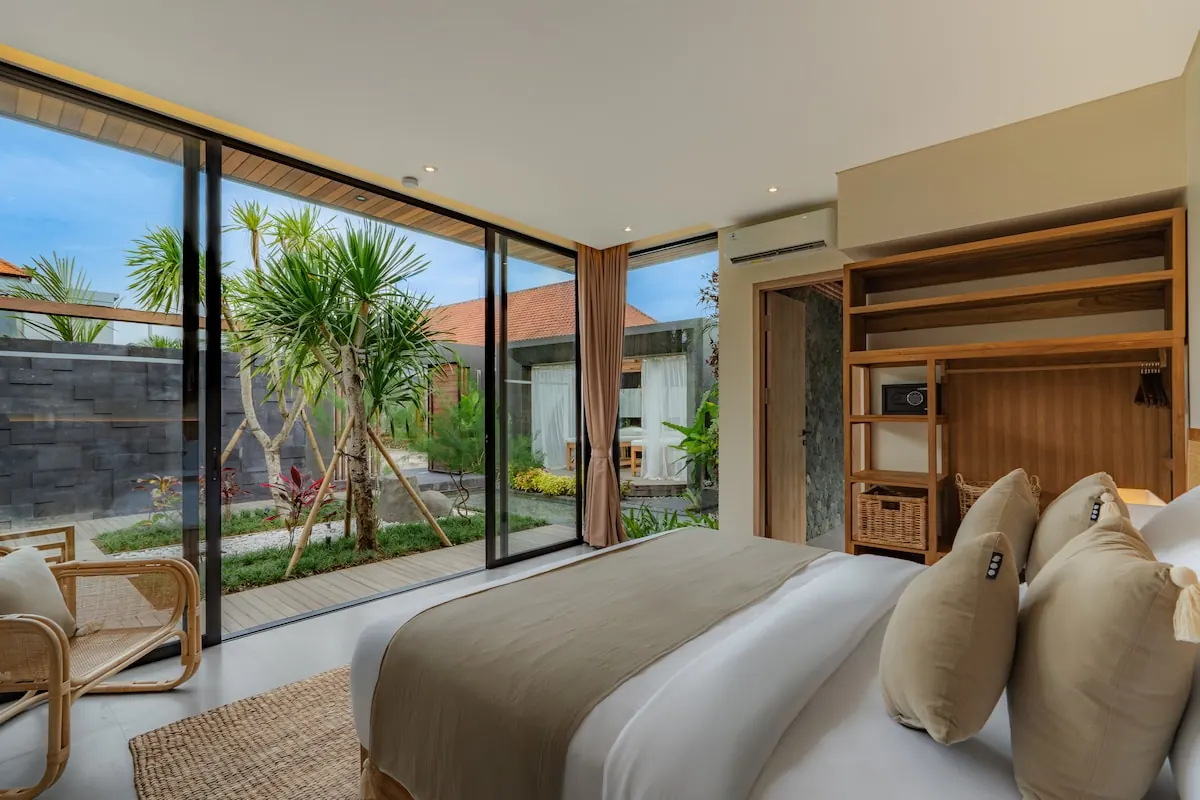 5 BR Tropical-Modern Glass Villa Ubud — 5BR Villa Rental in Ubud — image 9