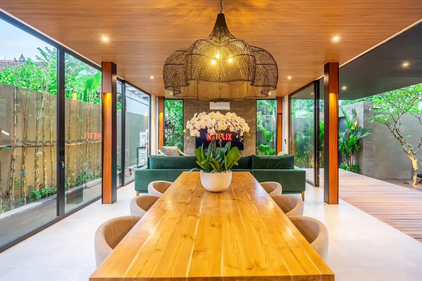 4 BR Fully Staffed Pool Retreat Seminyak — 4BR Villa Rental in Seminyak — image 17